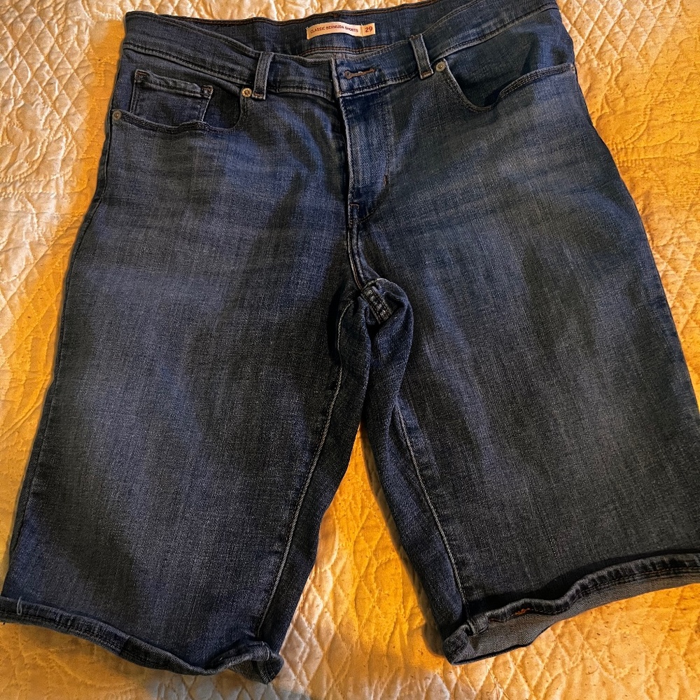 Levi’s medium wash 7” inseam size 29